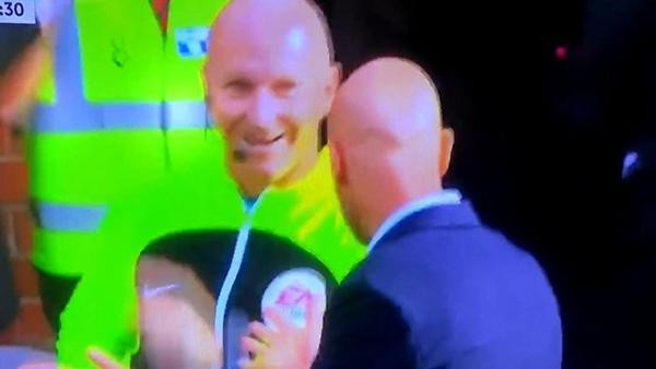 Trọng tài thứ tư tươi cười với HLV Erik ten Hag của M.U. Ảnh: Up Your Arsenal.