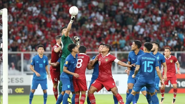 ĐT Indonesia đã không tận dụng được lợi thế hơn người. Ảnh: SPORTFIVE/ AFF Mitsubishi Electric Cup.