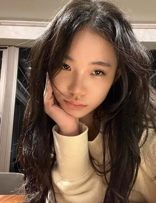 Lily xinh đẹp giống mẹ.