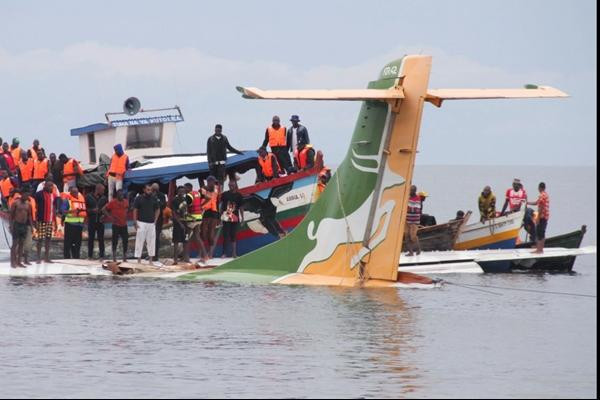 Đội cứu hộ đang cố đưa người ra khỏi máy bay gặp nạn. Ảnh: Reuters.
