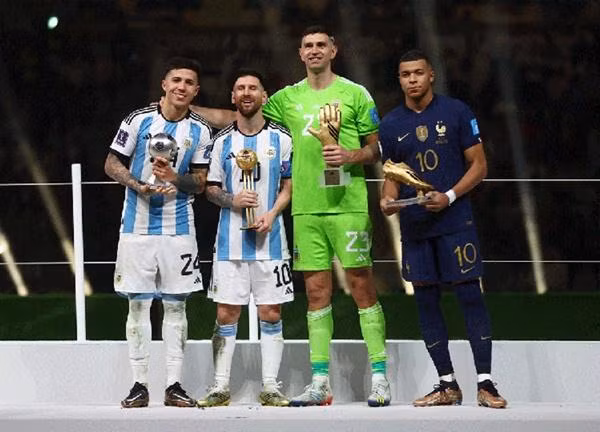 Các cầu thủ nhận giải thưởng cá nhân sau trận Chung kết World Cup 2022. Ảnh: Shree1news.