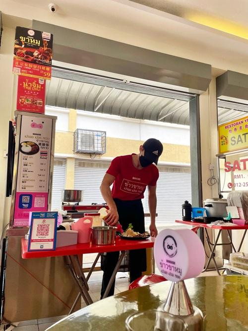 Bình thường, anh chủ quán luôn đeo khẩu trang nên mọi người không biết mặt anh thế nào. Ảnh: Basheng. Bình thường, anh chủ quán luôn đeo khẩu trang nên mọi người không biết mặt anh thế nào. Ảnh: Basheng.