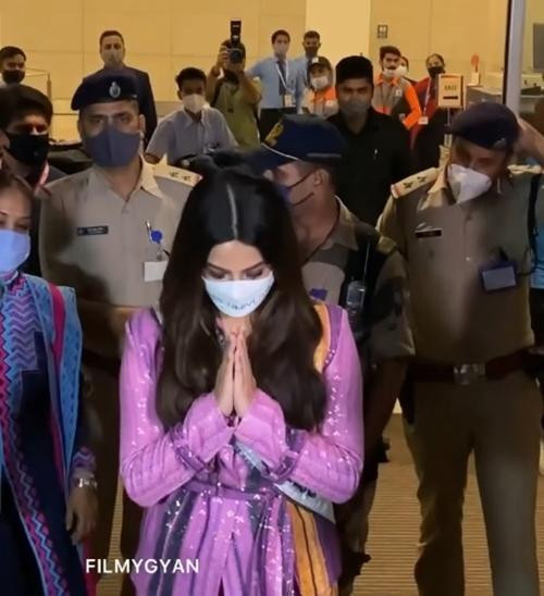 Vừa ra khỏi sân bay là Harnaaz chắp tay cúi chào những người đứng đợi mình. Ảnh: Filmygyan.