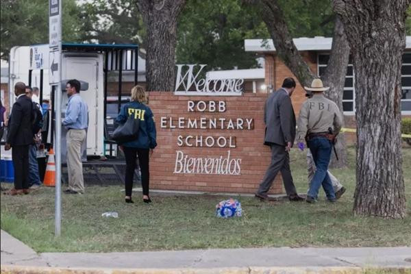 Trường Tiểu học Robb, nơi xảy ra vụ xả súng. Ảnh: Jordan Vonderhaar/ Getty.