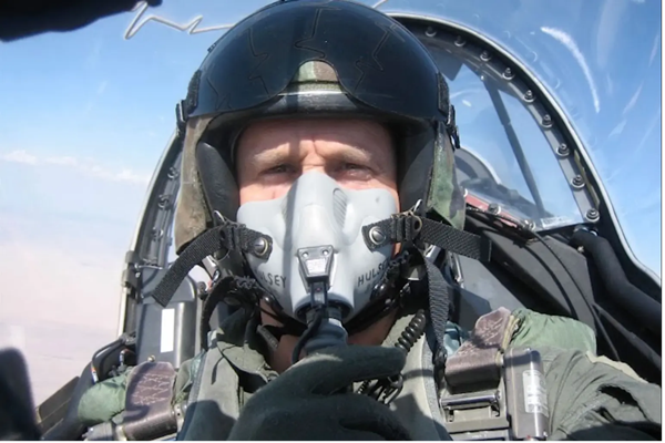 Phi công Mark Hulsey, người báo cáo rằng đã nhìn thấy UFO hồi tháng 8. Ảnh: Hypocenter 101. Phi công Mark Hulsey, người báo cáo rằng đã nhìn thấy UFO hồi tháng 8. Ảnh: Hypocenter 101.