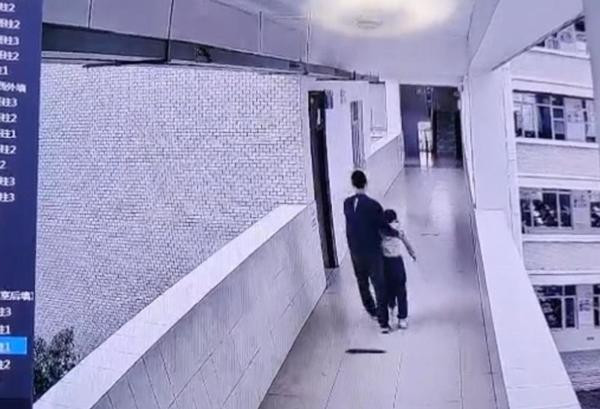 Giáo viên phải dìu Tongtong đi sau khi cô bé bị ngã. Ảnh: 163. Giáo viên phải dìu Tongtong đi sau khi cô bé bị ngã. Ảnh: 163.