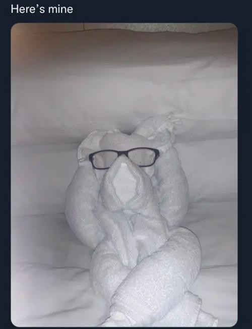 &quot;Còn đây là (trong phòng khách sạn) của tôi&quot;.