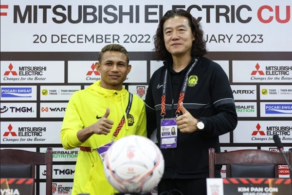 HLV Kim Pan Gon (phải) và cầu thủ Faisal Halim sau một buổi họp báo ở Hà Nội. Ảnh: Bernama. HLV Kim Pan Gon (phải) và cầu thủ Faisal Halim sau một buổi họp báo ở Hà Nội. Ảnh: Bernama.