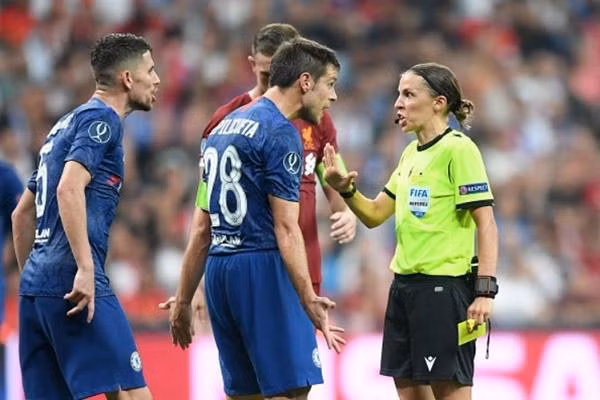 Frappart bắt chính trong trận Liverpool - Chelsea. Ảnh: The Sun. Frappart bắt chính trong trận Liverpool - Chelsea. Ảnh: The Sun.