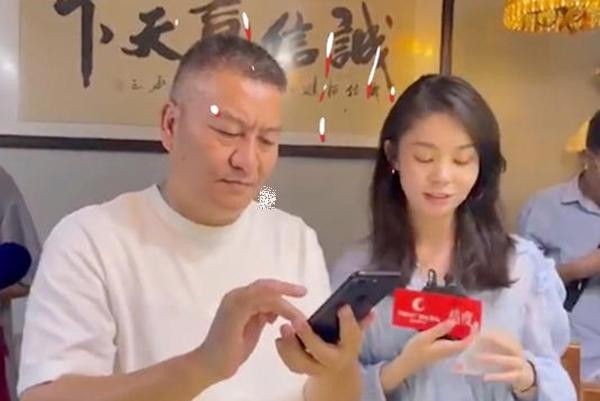 Bác Liang (trái), căng thẳng lúc tra điểm thi. Ảnh: Weibo. Bác Liang (trái), căng thẳng lúc tra điểm thi. Ảnh: Weibo.