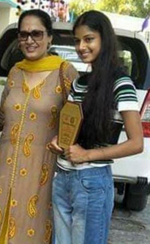 Harnaaz (bên phải) ở trường đại học vẫn gầy. Harnaaz (bên phải) ở trường đại học vẫn gầy.