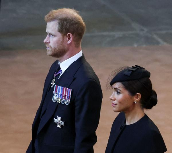 Meghan đeo khuyên tai ngọc trai trong một buổi lễ trước tang lễ Nữ hoàng. Ảnh: Getty. Meghan đeo khuyên tai ngọc trai trong một buổi lễ trước tang lễ Nữ hoàng. Ảnh: Getty.