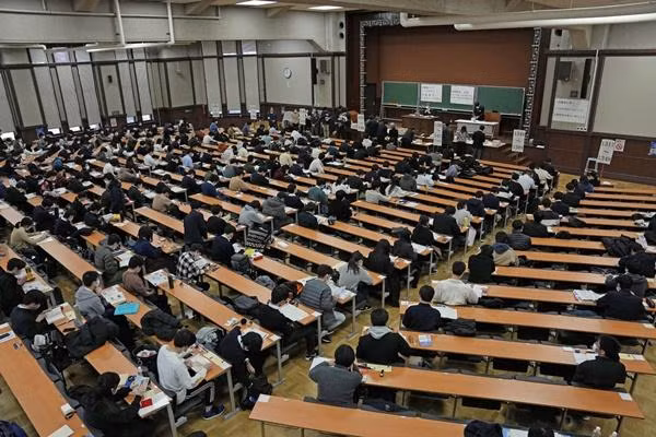 Học sinh Nhật tham dự kỳ thi vào ĐH vào cuối tuần vừa rồi. Ảnh: Kyodo. Học sinh Nhật tham dự kỳ thi vào ĐH vào cuối tuần vừa rồi. Ảnh: Kyodo.
