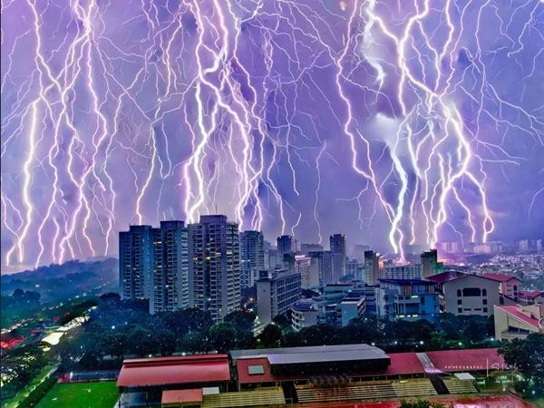 Ít ngày trước, một người đã chụp được ảnh hàng chục tia sét đánh xuống Singapore trong vòng 30 phút, rồi ghép tất cả lại thành một bức ảnh. Ảnh: Simon Lim. Ít ngày trước, một người đã chụp được ảnh hàng chục tia sét đánh xuống Singapore trong vòng 30 phút, rồi ghép tất cả lại thành một bức ảnh. Ảnh: Simon Lim.