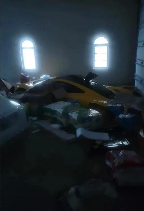 Nước ập vào ga-ra nhà Ernie và bắt đầu cuốn trôi siêu xe. Ảnh: Instagram.