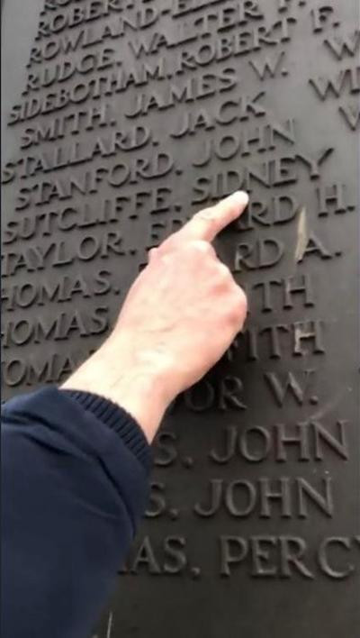 Bác Steve tìm thấy cái tên Sidney Sutcliffe trong danh sách những người ở Llandudno đã hy sinh trong Thế chiến thứ nhất. Ảnh: Steve Mulligan. Bác Steve tìm thấy cái tên Sidney Sutcliffe trong danh sách những người ở Llandudno đã hy sinh trong Thế chiến thứ nhất. Ảnh: Steve Mulligan.