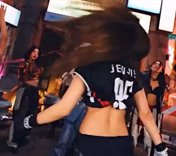 Áo của Jennie là áo được in riêng, với chữ và số "Jennie 96" ở sau lưng. Ảnh: YouTube.