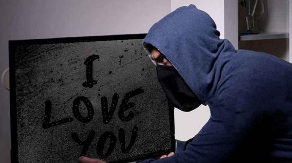 Trộm còn viết lời yêu thương lên màn hình TV của chủ nhà. Ảnh minh họa: HashtagU. Trộm còn viết lời yêu thương lên màn hình TV của chủ nhà. Ảnh minh họa: HashtagU.
