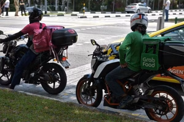 Để kiếm được nhiều tiền như anh shipper xuất sắc trong câu chuyện này thì phải làm việc liên tục không nghỉ. Ảnh minh họa: AsiaOne.
