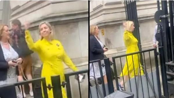 Trong lúc bực bội, bà Jenkyns giơ ngón tay giữa về phía công chúng. Ảnh: YouTube. Trong lúc bực bội, bà Jenkyns giơ ngón tay giữa về phía công chúng. Ảnh: YouTube.