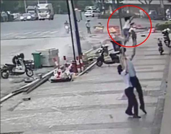 Anh Shen đỡ được bé gái bị rơi từ trên cao xuống. Ảnh: Weibo.