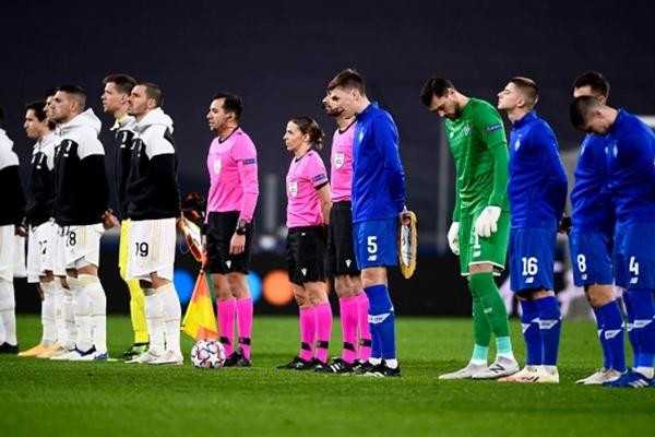 Frappart đứng cùng các trọng tài nam trước khi điều khiển trận Juventus - Dynamo Kiev ở Champions League. Frappart đứng cùng các trọng tài nam trước khi điều khiển trận Juventus - Dynamo Kiev ở Champions League.