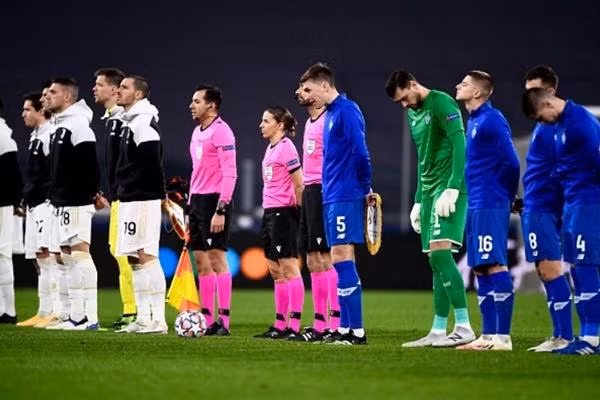 Frappart đứng cùng các trọng tài nam trước khi điều khiển trận Juventus - Dynamo Kiev ở Champions League. Frappart đứng cùng các trọng tài nam trước khi điều khiển trận Juventus - Dynamo Kiev ở Champions League.