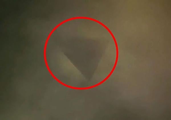 Hình tam giác màu đen trên bầu trời từng khiến nhiều người ở Thượng Hải (Trung Quốc) sợ hãi, hóa ra cũng là hình ảnh phản chiếu. Ảnh: Facebook. Hình tam giác màu đen trên bầu trời từng khiến nhiều người ở Thượng Hải (Trung Quốc) sợ hãi, hóa ra cũng là hình ảnh phản chiếu. Ảnh: Facebook.