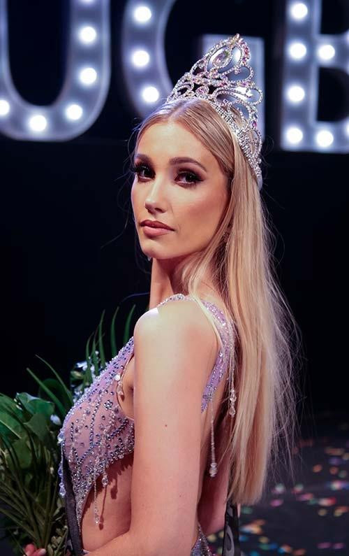 Emma khi trở thành Hoa hậu Hoàn vũ Anh. Ảnh: Miss Universe GB. Emma khi trở thành Hoa hậu Hoàn vũ Anh. Ảnh: Miss Universe GB.