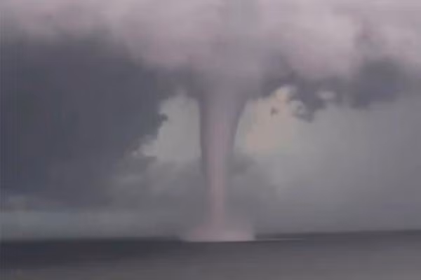 Vòi rồng này được cho là lớn và mạnh hơn hẳn những vòi rồng thường thấy ở Florida. Ảnh: Christina LaBree via Storyful. Vòi rồng này được cho là lớn và mạnh hơn hẳn những vòi rồng thường thấy ở Florida. Ảnh: Christina LaBree via Storyful.