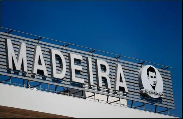 Hình và tên Cristiano Ronaldo trên biển hiệu của sân bay Madeira. Ảnh: Francisco Leong/ AFP/ Getty Images.