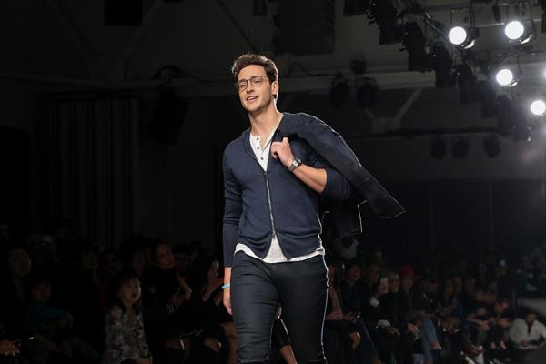 "Bác sĩ quyến rũ nhất thế giới" cũng từng biểu diễn thời trang. Ảnh: Instagram. "Bác sĩ quyến rũ nhất thế giới" cũng từng biểu diễn thời trang. Ảnh: Instagram.