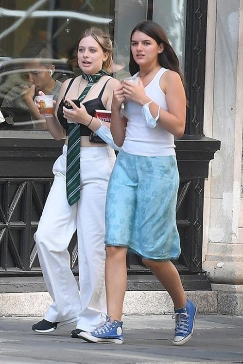 Suri và một người bạn đi đến cửa hàng Harry Potter vào hồi đầu tháng 7. Ảnh: Josiahw/ Backrid.