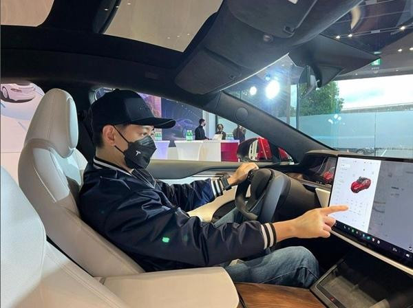 Lâm Chí Dĩnh khi lái một chiếc Tesla hồi đầu năm nay. Ảnh: Instagram.