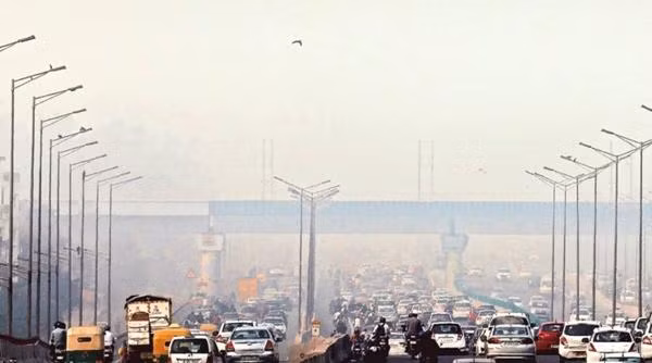 Có thể nhìn thấy sương khói khi chất lượng không khí ở thủ đô Delhi (Ấn Độ) đang rất kém vào sáng nay. Ảnh: PRAVEEN KHANNA. Có thể nhìn thấy sương khói khi chất lượng không khí ở thủ đô Delhi (Ấn Độ) đang rất kém vào sáng nay. Ảnh: PRAVEEN KHANNA.