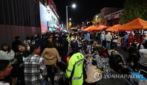 Nhiều người bị thương trong thảm kịch Itaewon đang được sơ cứu. Ảnh: Yonhap. Nhiều người bị thương trong thảm kịch Itaewon đang được sơ cứu. Ảnh: Yonhap.
