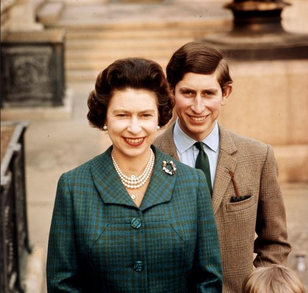 Nữ hoàng Elizabeth II và Thái tử Charles ngày trẻ. Ảnh: The Sun. Nữ hoàng Elizabeth II và Thái tử Charles ngày trẻ. Ảnh: The Sun.
