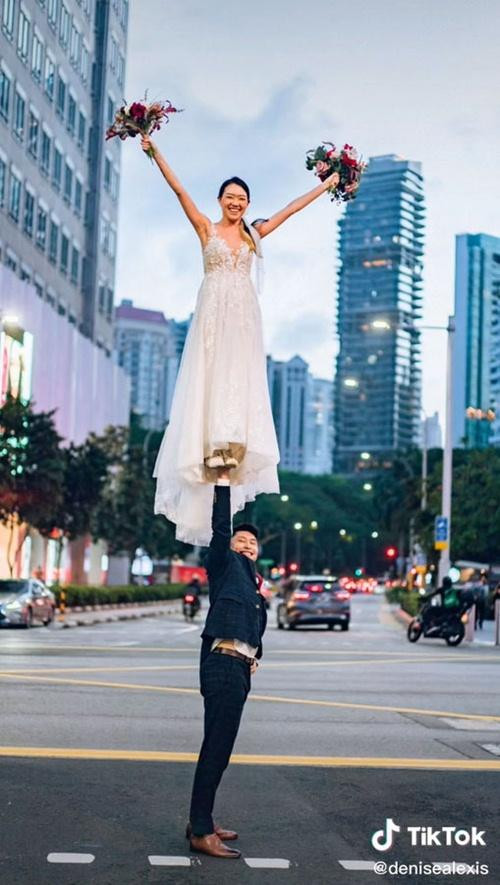 Bức ảnh cưới độc đáo của cặp đôi ở Singapore. Ảnh: Denise Alexis. Bức ảnh cưới độc đáo của cặp đôi ở Singapore. Ảnh: Denise Alexis.