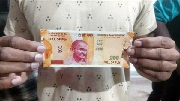 Tờ tiền giả từ cây ATM. Ảnh: Business Today. Tờ tiền giả từ cây ATM. Ảnh: Business Today.