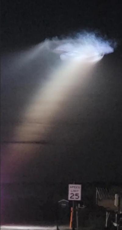 Nhìn đúng là giống một cánh cổng mở ra giữa trời. Ảnh: Tavaras Brinson.