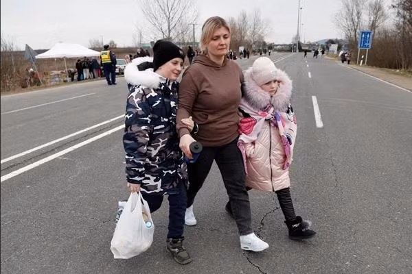 Cô Anna dẫn các con đi đến nơi an toàn và hy vọng có thể sớm trở về Ukraine. Ảnh: Bernadett Szabo/ Reuters.