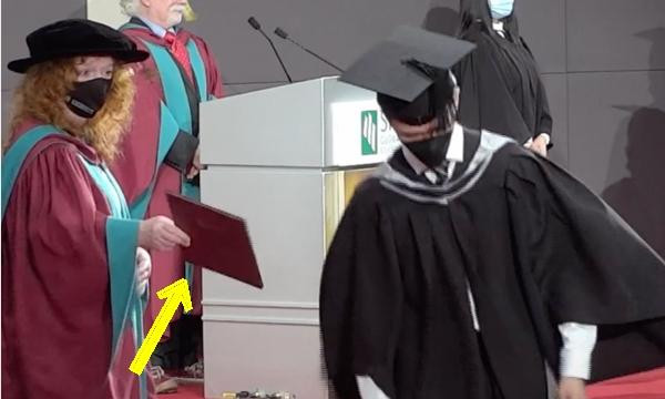 Tưởng lên sân khấu nhận bằng, hóa ra là không nhận! Ảnh: Facebook. Tưởng lên sân khấu nhận bằng, hóa ra là không nhận! Ảnh: Facebook.