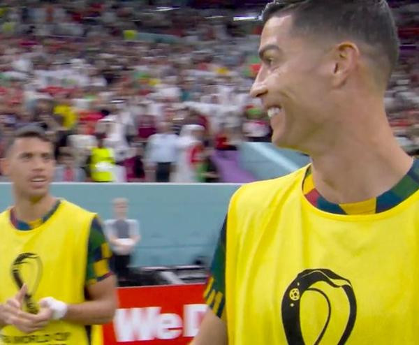 Nụ cười bị nhận xét là "giả trân" của Ronaldo sau khi Ramos khi bàn thứ hai. Ảnh: ITV. Nụ cười bị nhận xét là "giả trân" của Ronaldo sau khi Ramos khi bàn thứ hai. Ảnh: ITV.