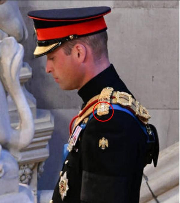 Trên cầu vai áo của William có gắn chữ ER. Ảnh: Alamy. Trên cầu vai áo của William có gắn chữ ER. Ảnh: Alamy.