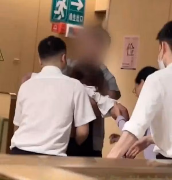 Nhân viên nhà hàng cố gắng giúp nữ thực khách. Ảnh: Weibo. Nhân viên nhà hàng cố gắng giúp nữ thực khách. Ảnh: Weibo.