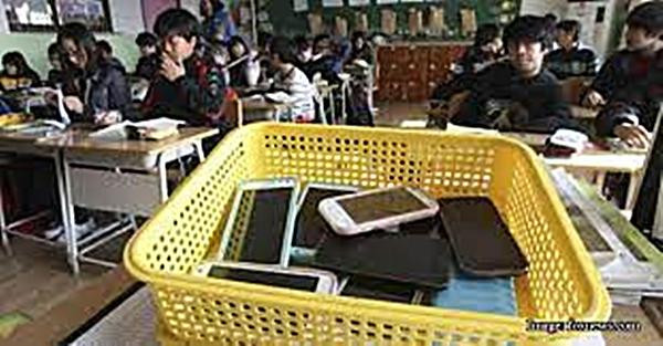 Khi đi học, nhiều học sinh từng bị thầy cô giáo tịch thu đồ. Ảnh minh họa: Goody Feed. Khi đi học, nhiều học sinh từng bị thầy cô giáo tịch thu đồ. Ảnh minh họa: Goody Feed.