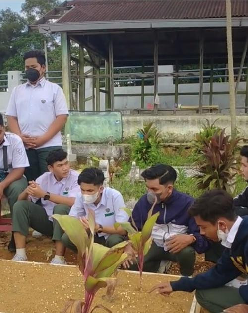 Nhóm học sinh đến thăm mộ cô giáo sau kỳ thi tốt nghiệp. Ảnh: Azeem. Nhóm học sinh đến thăm mộ cô giáo sau kỳ thi tốt nghiệp. Ảnh: Azeem.