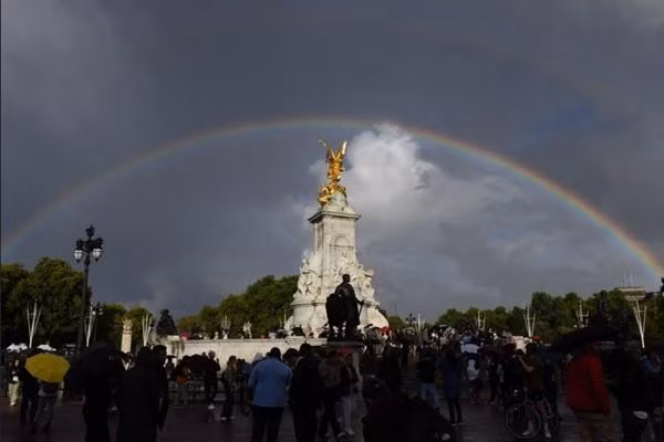Cầu vồng đôi xuất hiện trên bầu trời khu vực Cung điện Buckingham vào buổi chiều ngày Nữ hoàng từ trần. Ảnh: Chris J. Ratcliffe/ Bloomberg. Cầu vồng đôi xuất hiện trên bầu trời khu vực Cung điện Buckingham vào buổi chiều ngày Nữ hoàng từ trần. Ảnh: Chris J. Ratcliffe/ Bloomberg.