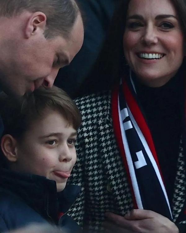 Đội mà Công nương Kate ủng hộ đã thắng nên chỉ có mình cô cười, còn chồng cô thì không. Ảnh: Instagram.