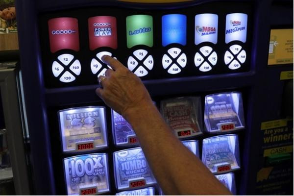 Vì bị va mạnh vào tay nên cô LaQuedra đã mua nhầm cả số lẫn loại vé số. Ảnh minh họa: Lotteries in USA.